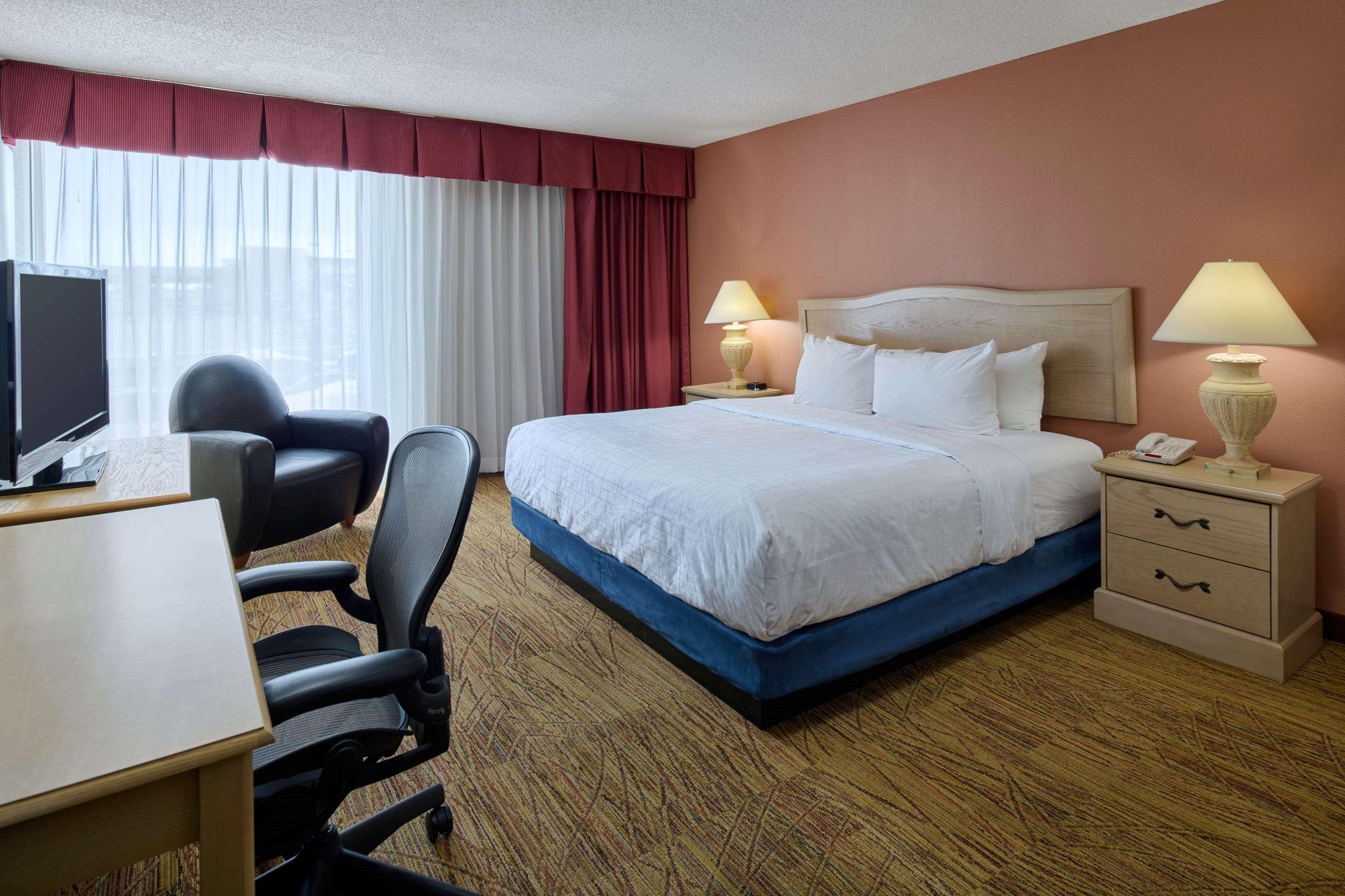 Wyndham El Paso Airport And Water Park Hotel Exterior photo