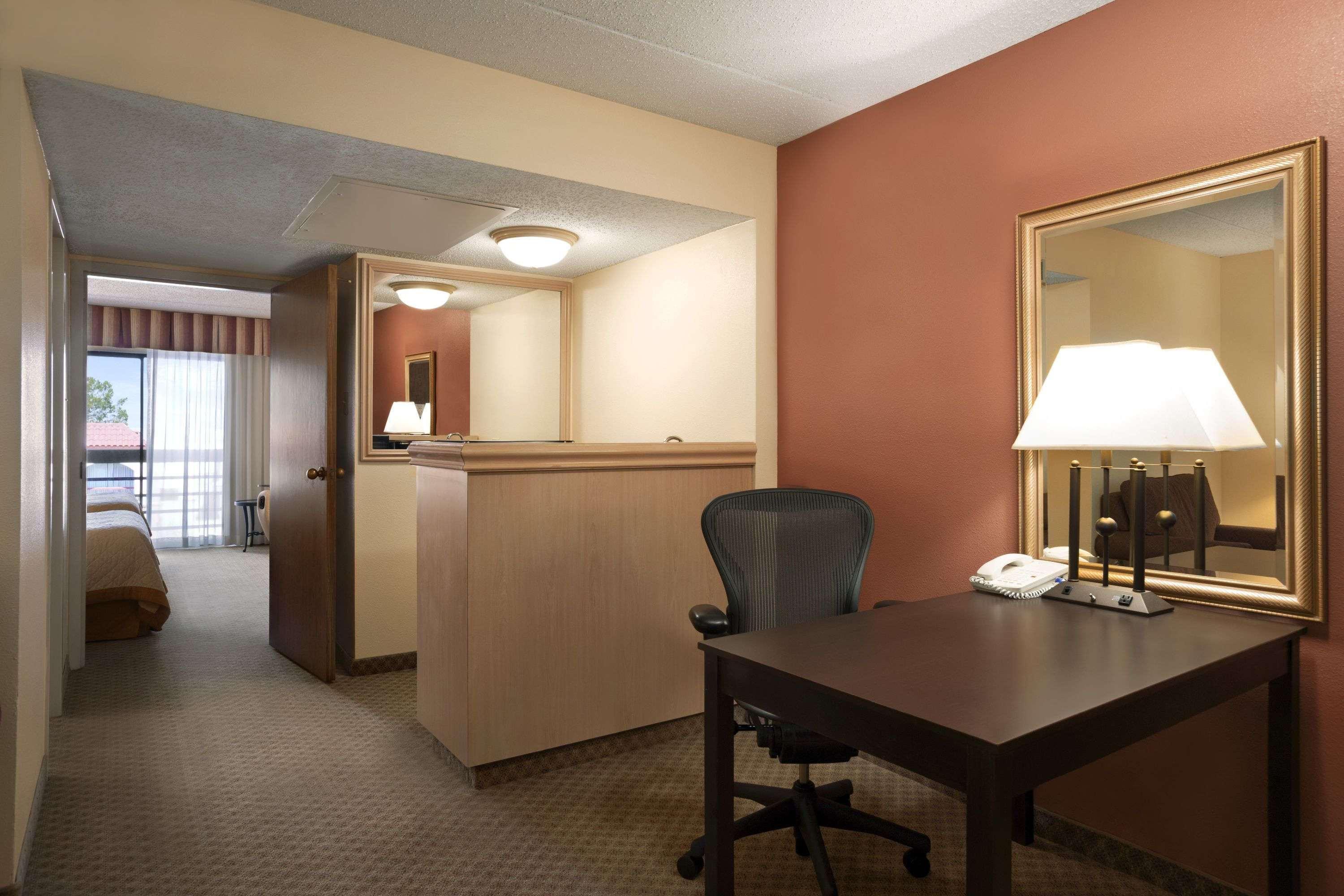Wyndham El Paso Airport And Water Park Hotel Exterior photo